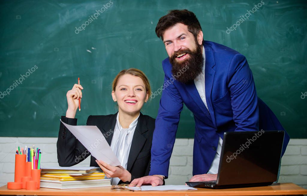 Famiglia che gestisce online pratiche scolastiche e bonus famiglia